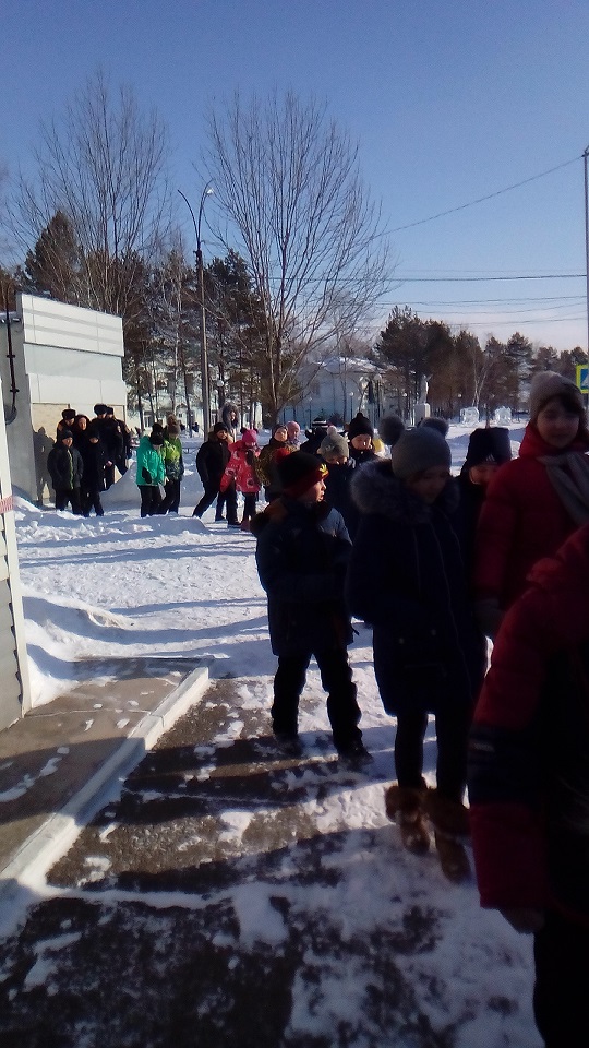 в школу